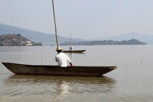 Pescador en el lago de Pátzcuaro en Michoacan