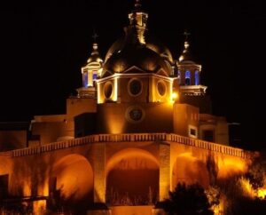 Iglesia de los Remedios iluminada de noche en Cholula, Puebla