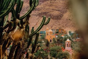 Pueblito con su iglesia en el desierto mexicano
