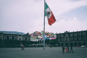 Plaza principal con bandera Méxicana