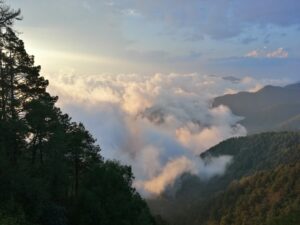 Vista de la sierra con nubes en la carretera de Oaxaca