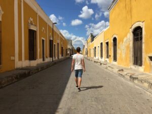 Fechadas amarillas en Izamal pueblo mágico de Yucatán