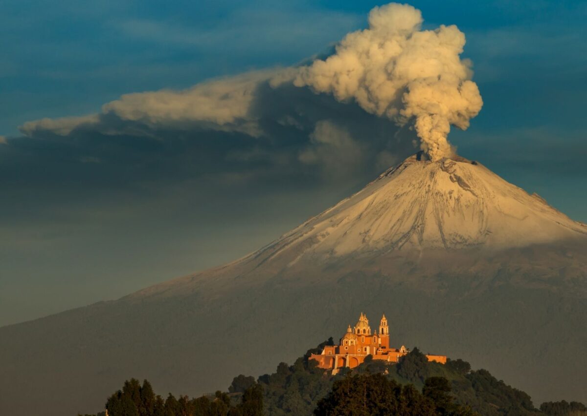 Iglesia de los remedios en Cholula Puebla con Popocatépetl