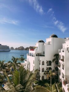 Hotel pueblo bonito blanco con cúpulas en Cabo San Lucas