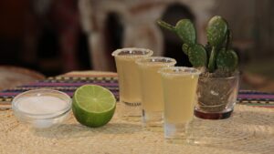 shots de tequila en noche mexicana en Querátaro