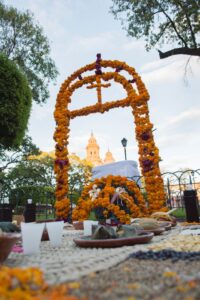 arco de flores de cempasúchil en dia de muertos en Patzcuaro Michoacan