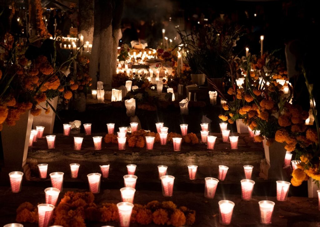 Dia de muertos en Patzcuaro Michoacan de noche veladoras y flores